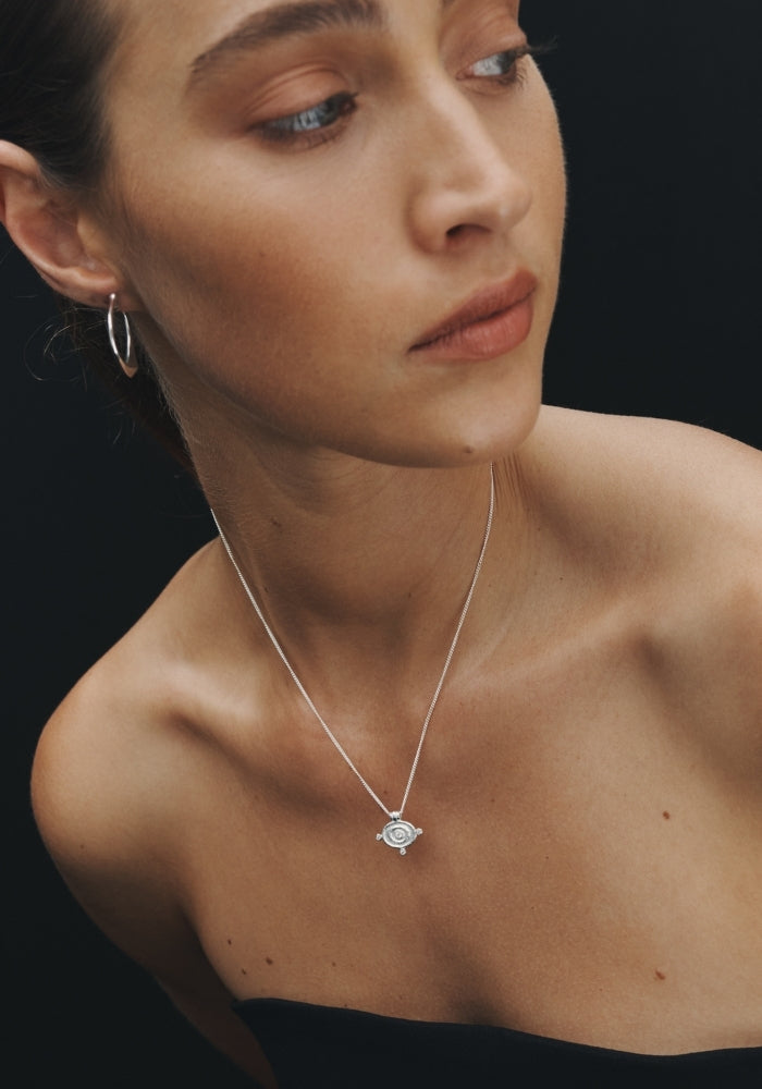 TEMPLE OF THE SUN Reign Oval Necklace Silver

