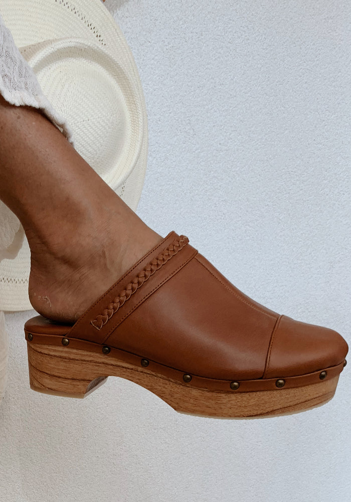 CABO GYPSY Malibu Clogs - Whiskey